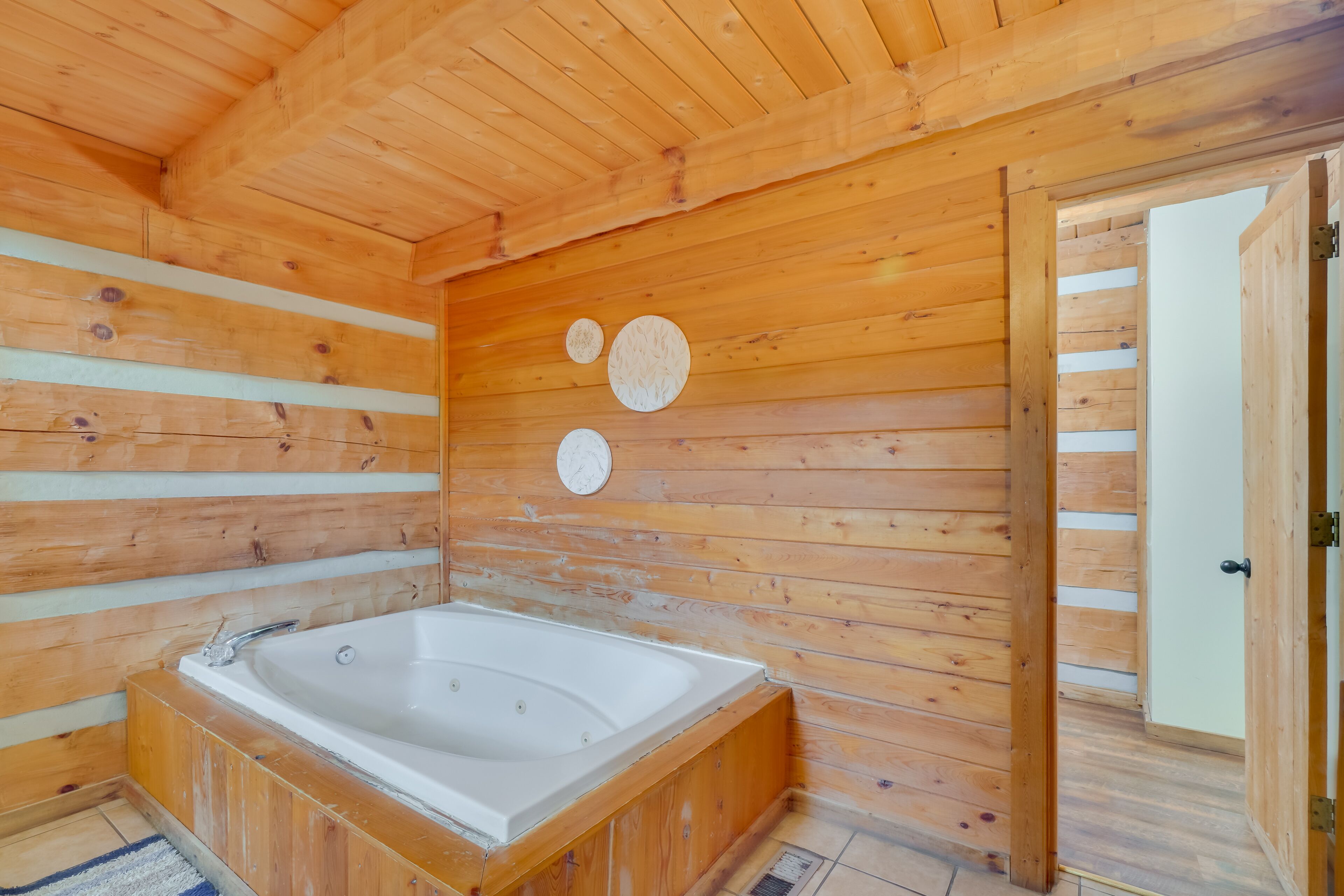 Gatlinburg Cabin w/ Pool Table ~ 6 Mi to Downtown!