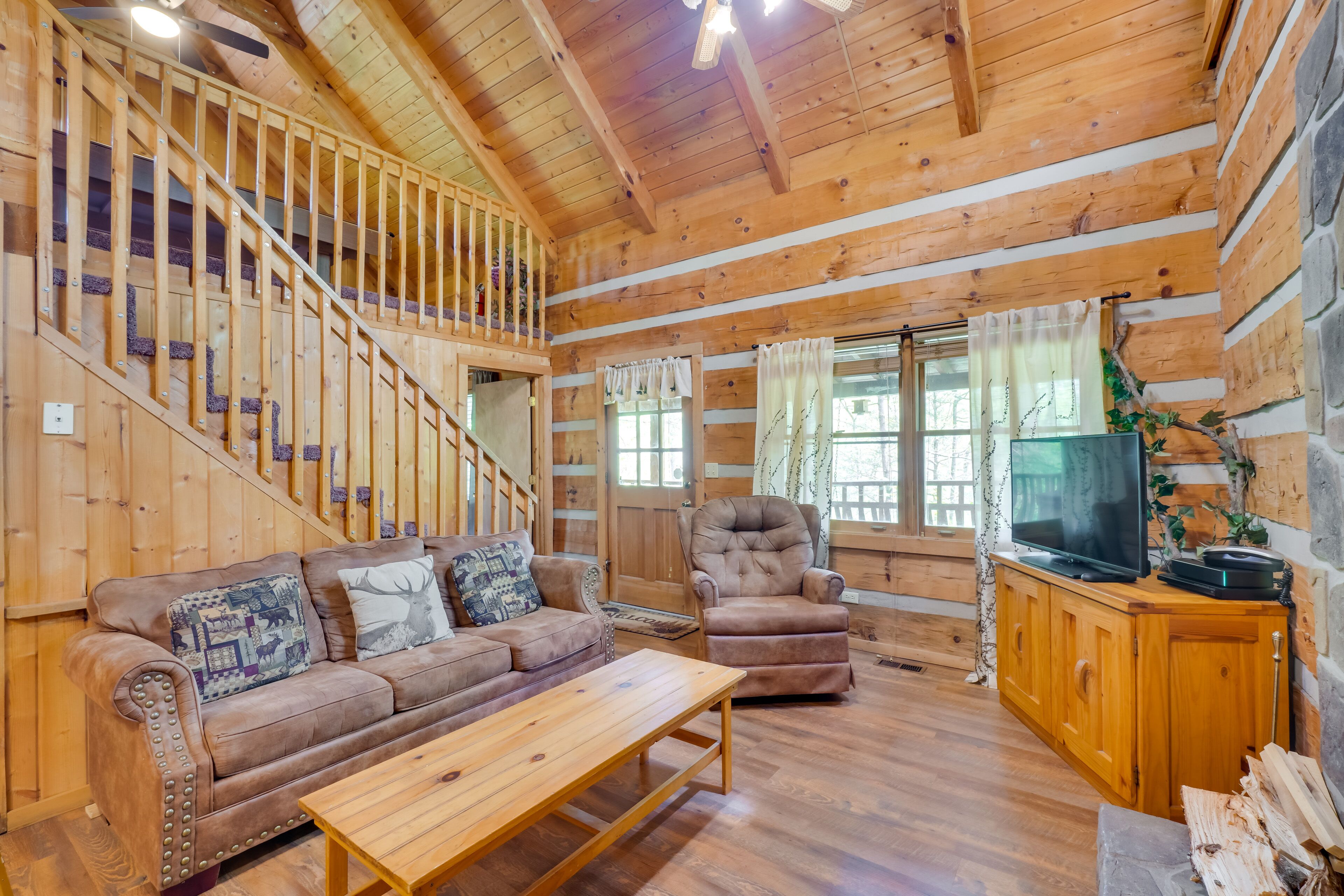 Gatlinburg Cabin w/ Pool Table ~ 6 Mi to Downtown!