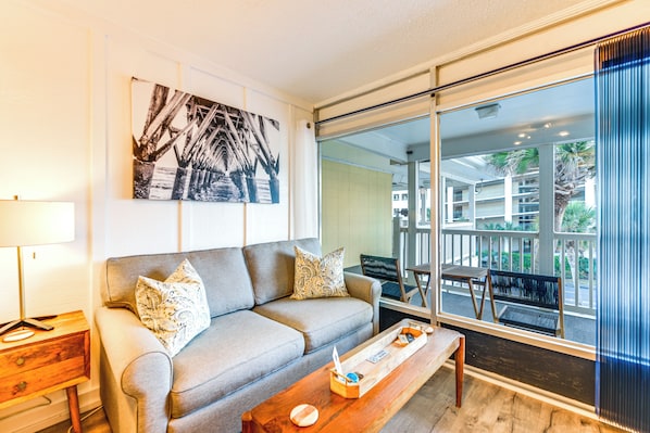 TV - Walkable Studio in North Myrtle Beach! (North Myrtle Beach)