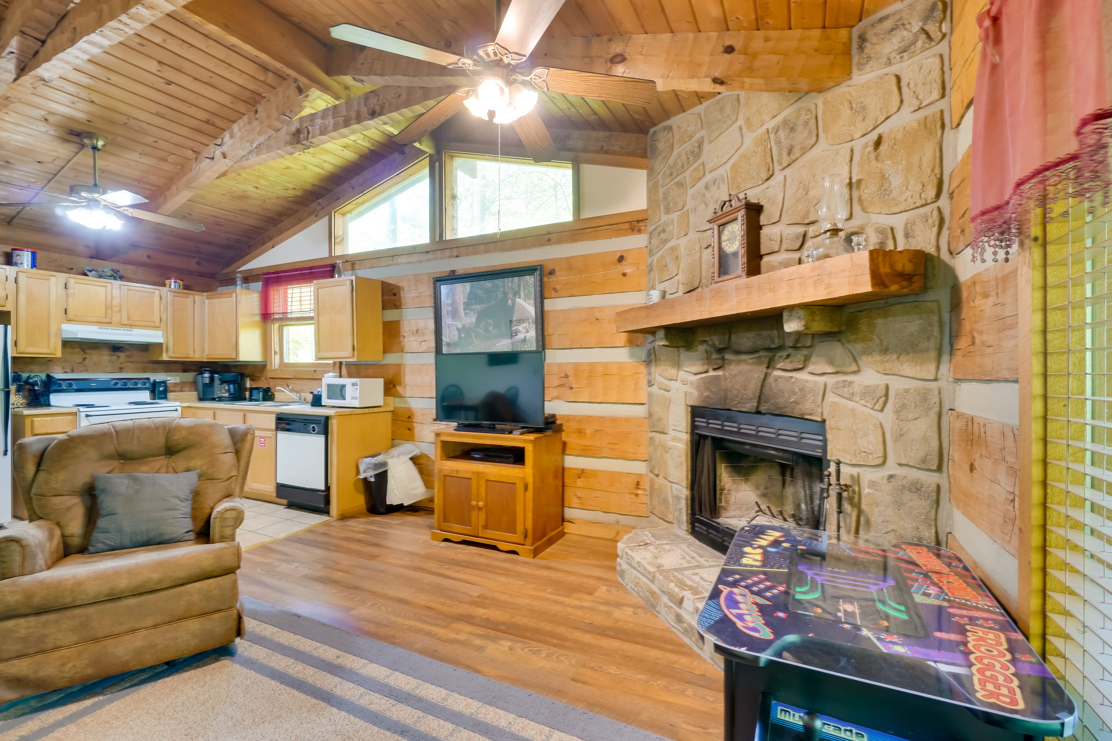 Cozy Gatlinburg Cabin w/ Private Hot Tub!