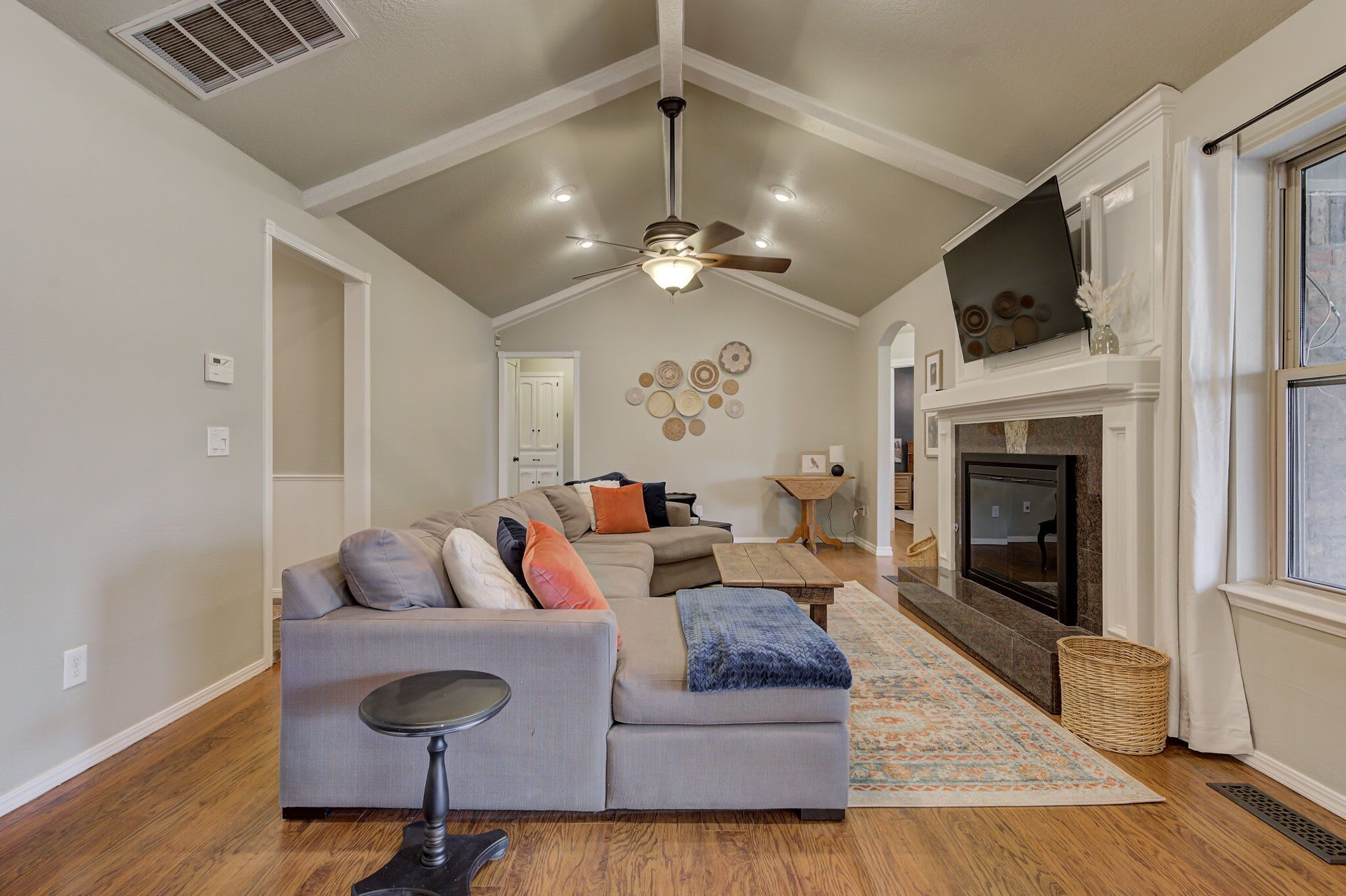 Fernseher, Kamin, Bücher, Arbeitsbereiche