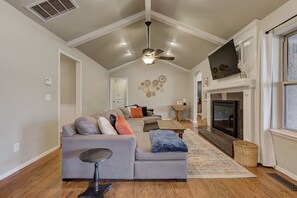 Fernseher, Kamin, Bücher, Arbeitsbereiche