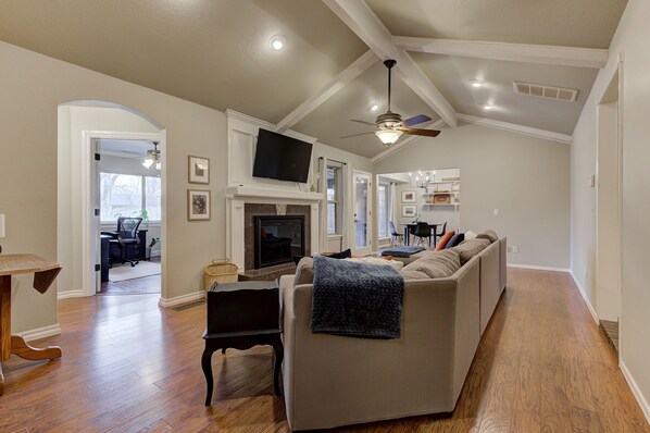 Fernseher, Kamin, Bücher, Arbeitsbereiche