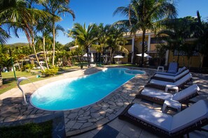 Una piscina al aire libre