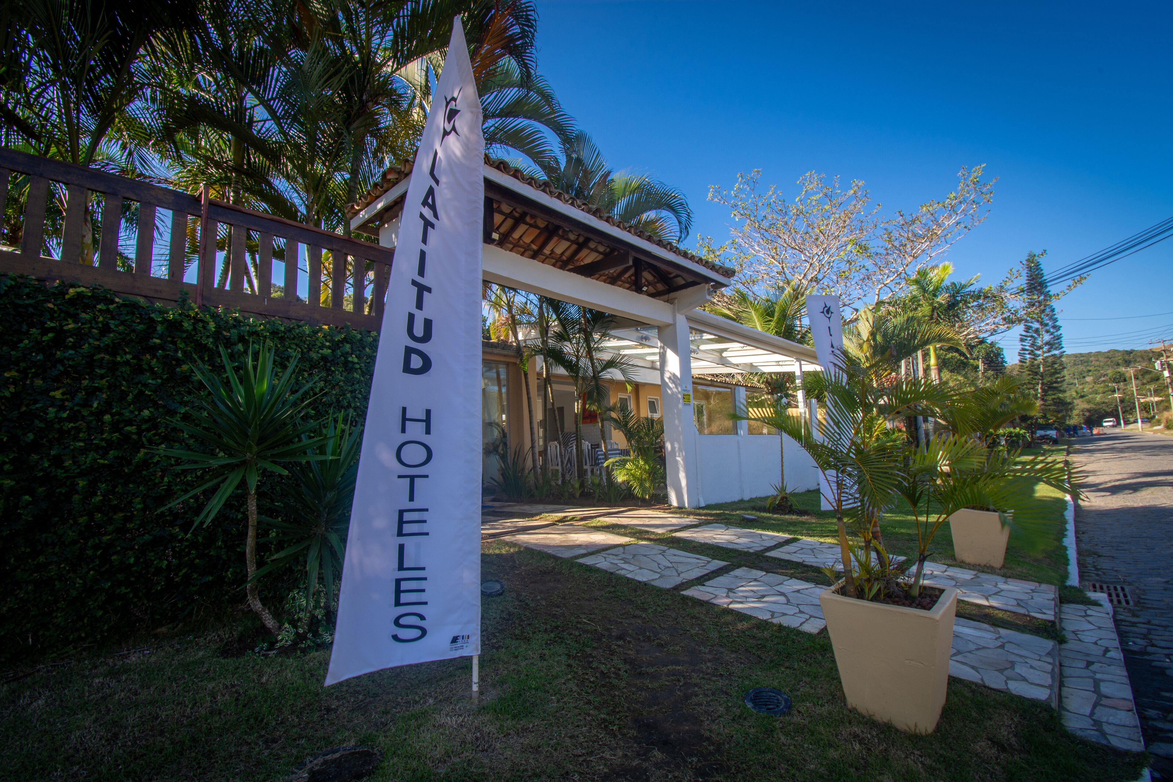 L’entrée d’un hôtel, avec une enseigne indiquant « GRATITUDE HOTELS ».