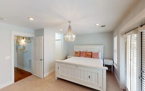 • Bedroom 1 – 1 King, ensuite (2nd Floor) - Seaside Sunrise Cottage (Panama City Beach)