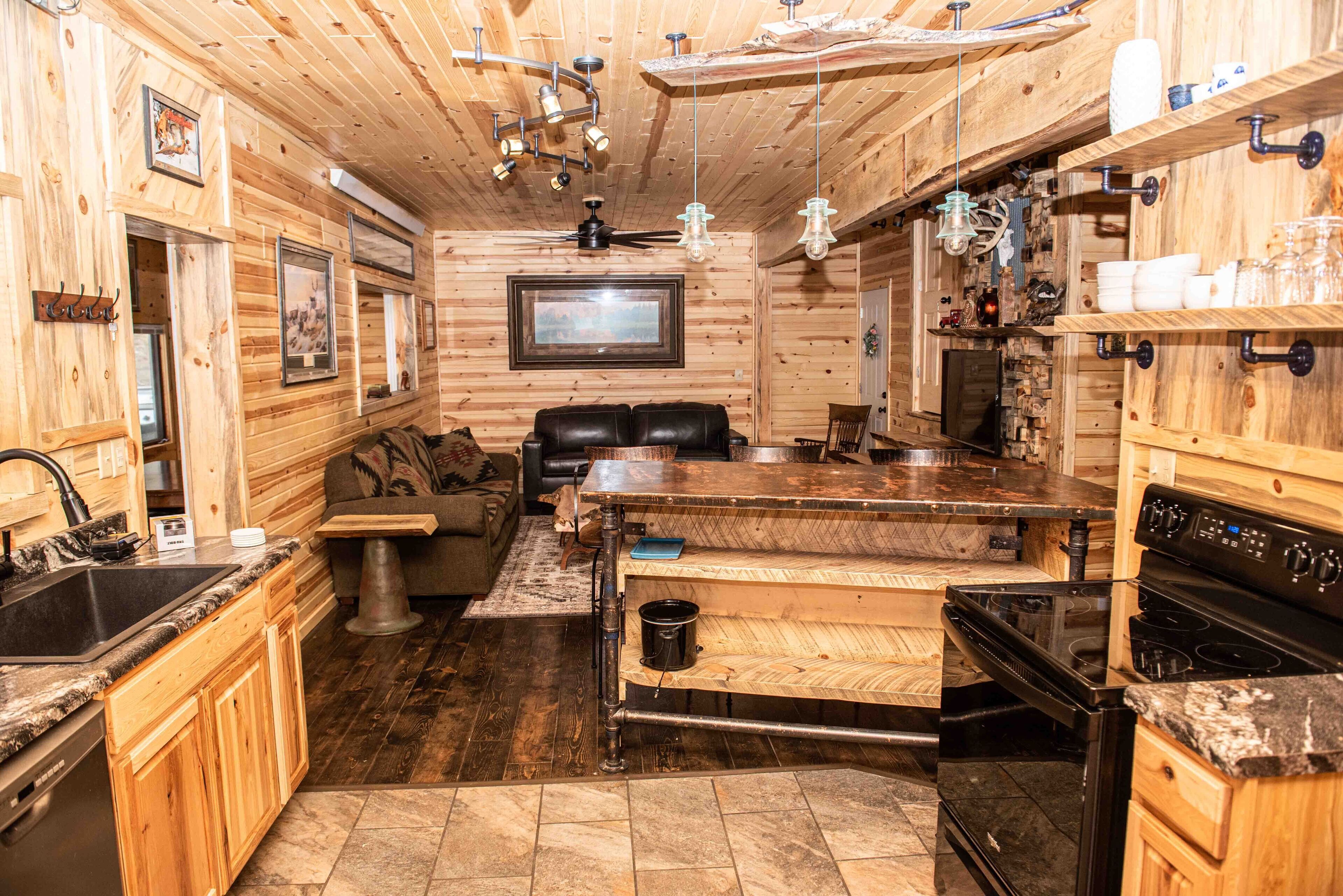 Blue Pine Suite near Mt. Rushmore. Clean and spacious 2 bed/2bath apartment