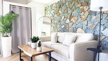 Una televisión, una oficina