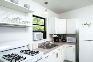 Refrigerador, horno, placa de cocina, cafetera/tetera