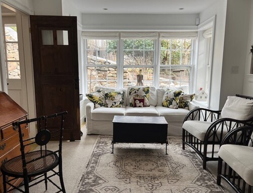 Prime cliff road location, Walk to town,  great light, duplex home, 