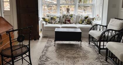 Prime cliff road location, Walk to town, great light, duplex home,