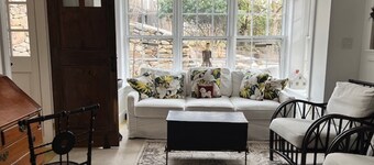 Prime cliff road location, Walk to town, great light, duplex home,