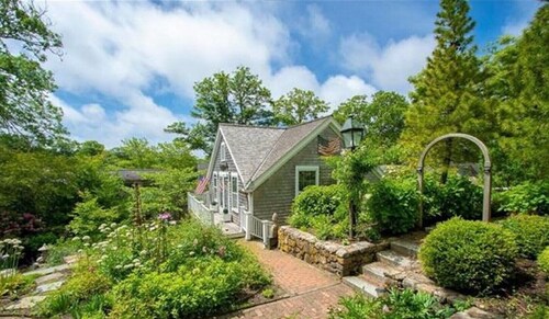 Prime cliff road location, Walk to town,  great light, duplex home, 