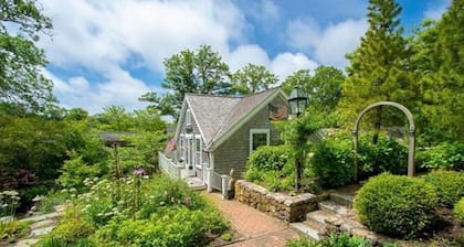 Prime cliff road location, Walk to town, great light, duplex home,