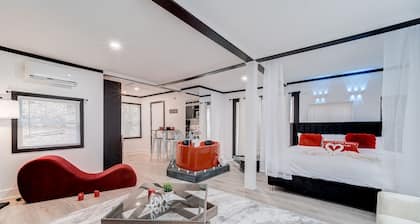 Cozy Haven: A Romantic Retreat in our Tiny House!