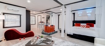 Cozy Haven: A Romantic Retreat in our Tiny House!