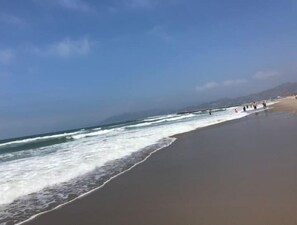 Sun loungers, beach towels - Romantic Coastal Private Room is located 10 minutes from all sightseeing places  (Oxnard)