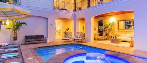Una piscina al aire libre, una piscina climatizada