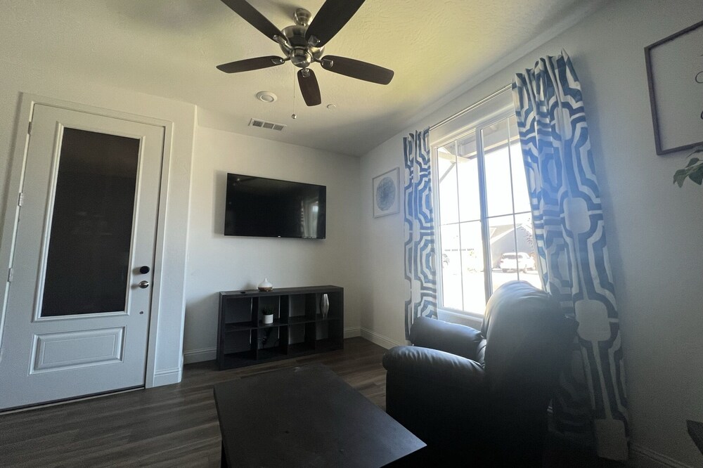 Luxurious 1 Bedroom In-law Suite "Private Entry"