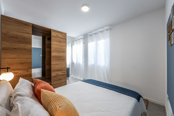 1 habitación, tabla de planchar con plancha, wifi gratis y ropa de cama 