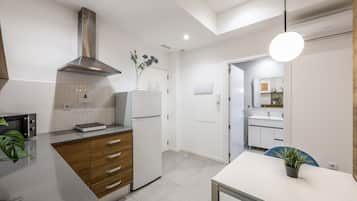 Refrigerador, microondas, cafetera y tetera y utensilios de cocina