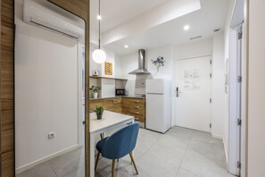 Kühlschrank, Mikrowelle, Wasserkocher mit Kaffee-/Teezubehör