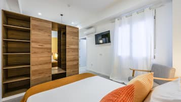 Tabla de planchar con plancha, wifi gratis y ropa de cama