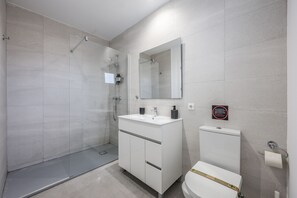 Douche, sĂšche-cheveux, serviettes fournies