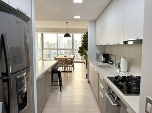 冰箱、微波炉、烤箱、炉灶