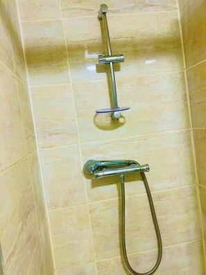 Habitación familiar | Baño | Pantuflas 