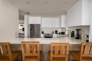 Een koelkast, een microgolfoven, een oven, een kookplaat