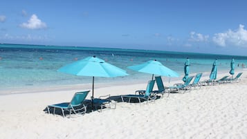 Sulla spiaggia, lettini da mare, teli da spiaggia