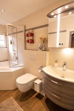 Amenidades de baño ecológicas, secadora de cabello, toallas, jabón