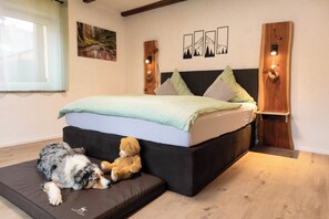 1 habitación, caja de seguridad en la habitación y escritorio 