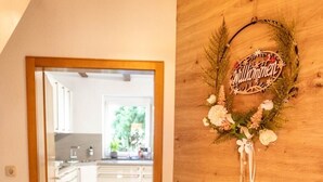 A wooden door with a welcome sign and a doormat. - Neue, Gemütliche Ferienwohnung mit Großer Terrasse (Wildflecken)