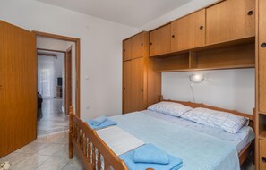 4 bedrooms, iron/ironing board, free WiFi, bed sheets