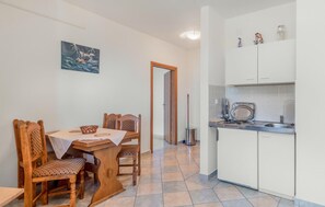 Dining - Lovely apartment in Sveti Juraj with WiFi (Sveti Juraj)