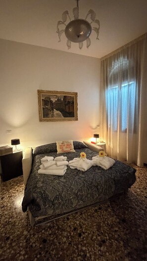 1 غرفة نوم ومكواة/لوح كي وواي فاي وملاءات أسرّة