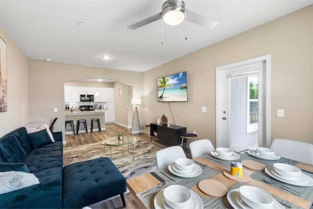 Smart TV, chimenea, futbolito y tenis de mesa 