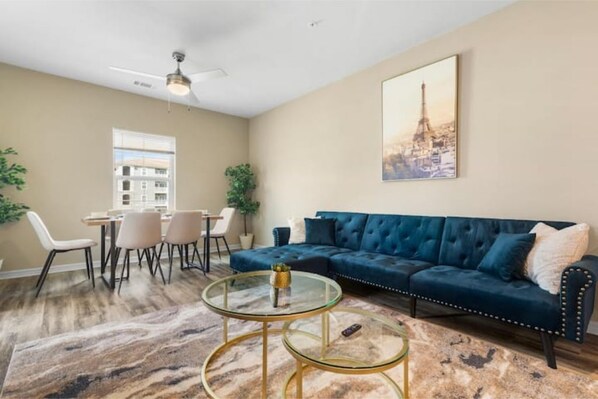 Smart TV, chimenea, futbolito y tenis de mesa 