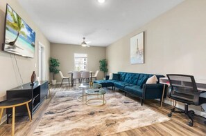 Smart TV, chimenea, futbolito, mesa de ping pong