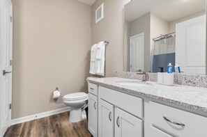 Regadera, amenidades de baño ecológicas, secadora de cabello, toallas 
