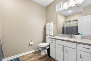 Jetted tub, hair dryer, bidet, towels - Elegant 1BR/1BA Condo with Pool, Gym and Laundry (Melbourne)