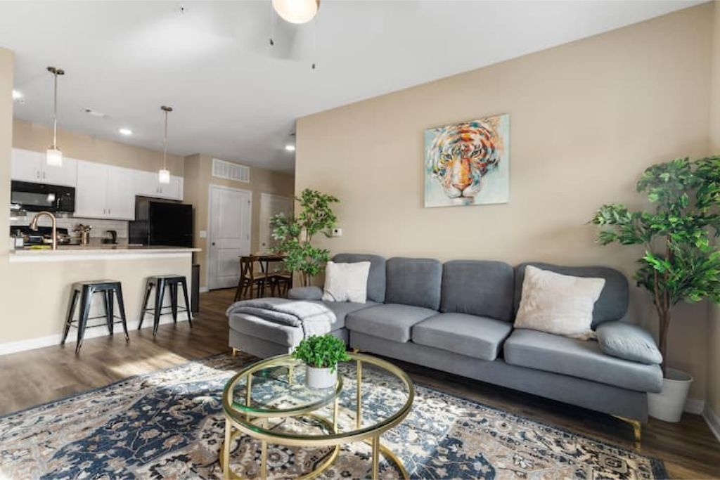 Elegant 1BR/1BA Condo with Pool, Gym and Laundry