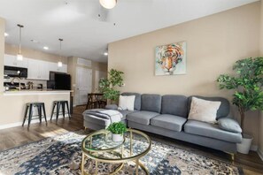 TV connectée, cheminée, baby-foot, table de tennis de table