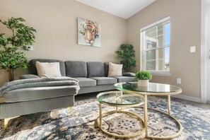 Una Smart TV, una chimenea, un futbolín, una mesa de tenis de mesa