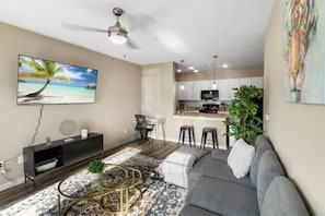 Smart TV, chimenea, futbolito y tenis de mesa