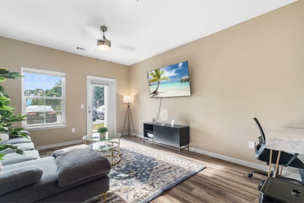 Elegant 1BR/1BA Condo with Pool, Gym and Laundry