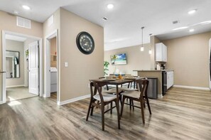 Dining - Elegant 1BR/1BA Condo with Pool, Gym and Laundry (Melbourne)