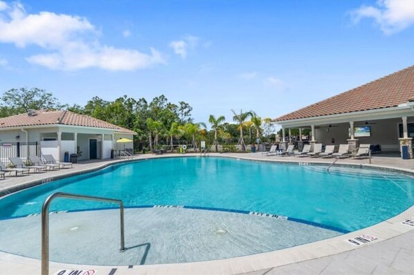 Una piscina al aire libre, una piscina climatizada